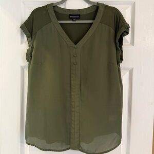 Fortune & Ivy Green Flutter Sleeve Button Accent Blouse